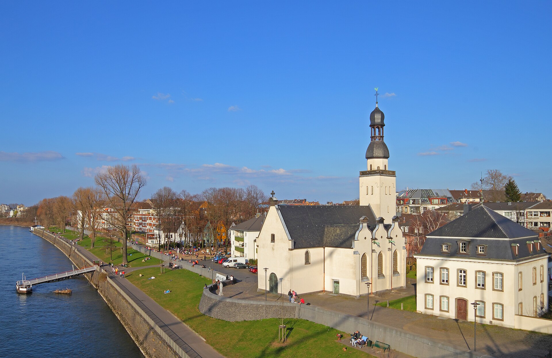 Rheinpromenade und Clemenskirche in Köln-Mülheim
